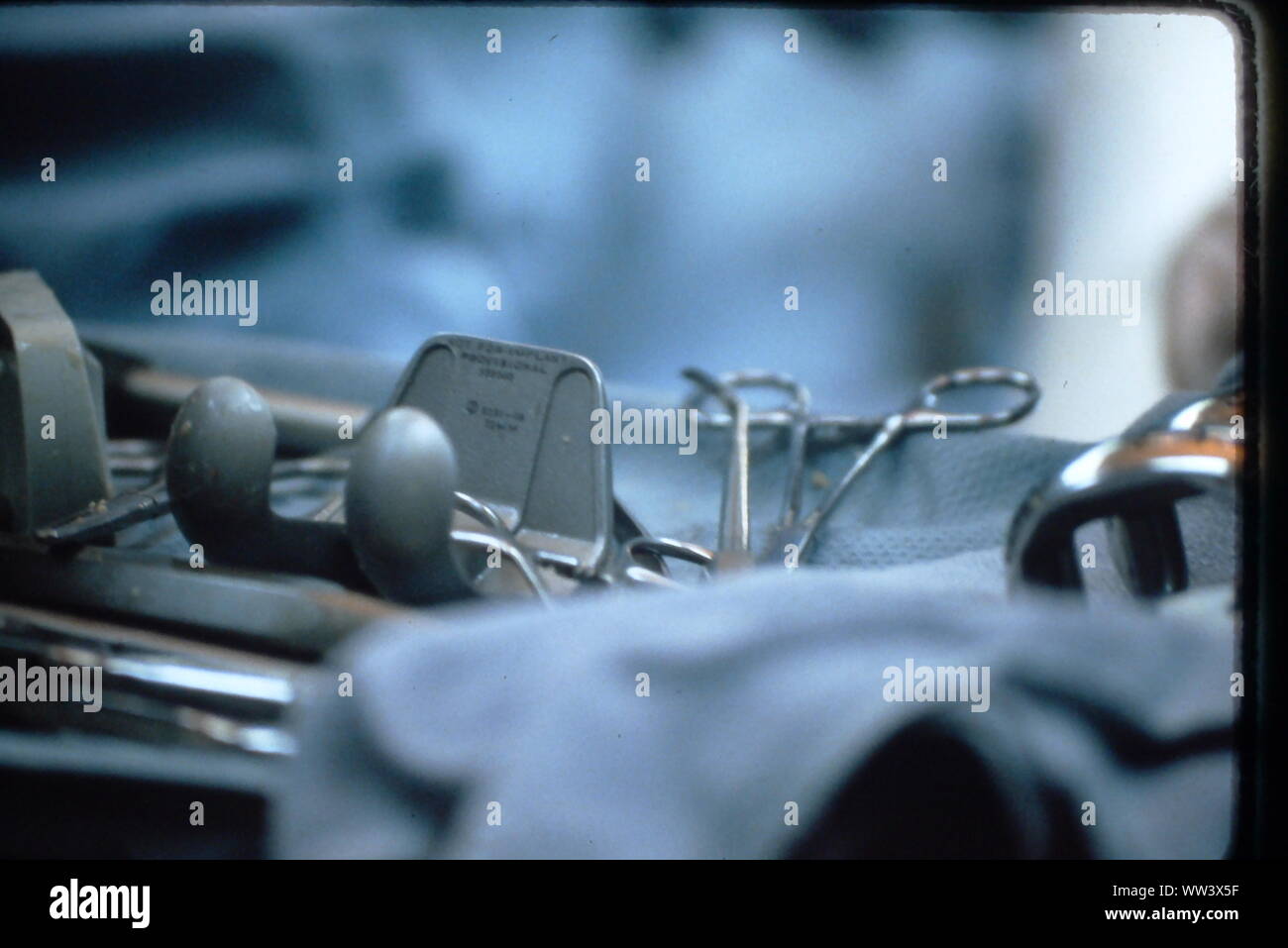 Ginocchio artificiale sulla sala operatoria nella tabella in attesa di collocamento Foto Stock