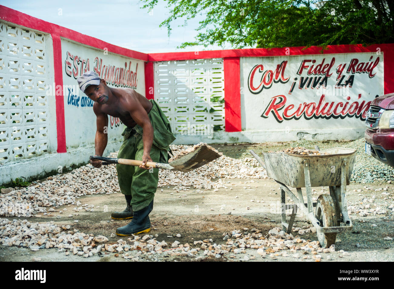 Uomo che lavora su strada vicino a Guantánamo, Cuba Foto Stock