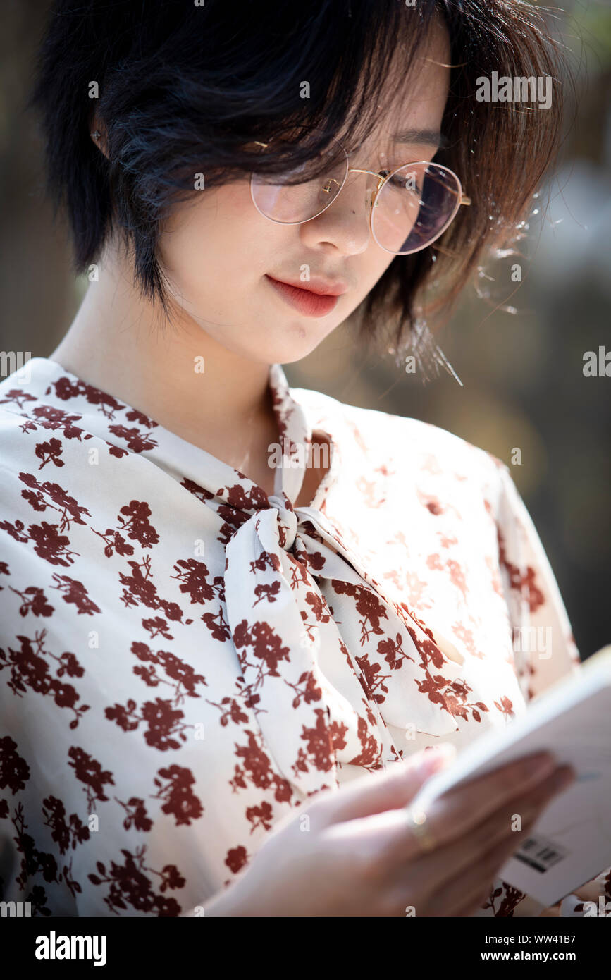 Ragazza con caduta, così bella con occhi chiari e capelli setosi amore Foto Stock