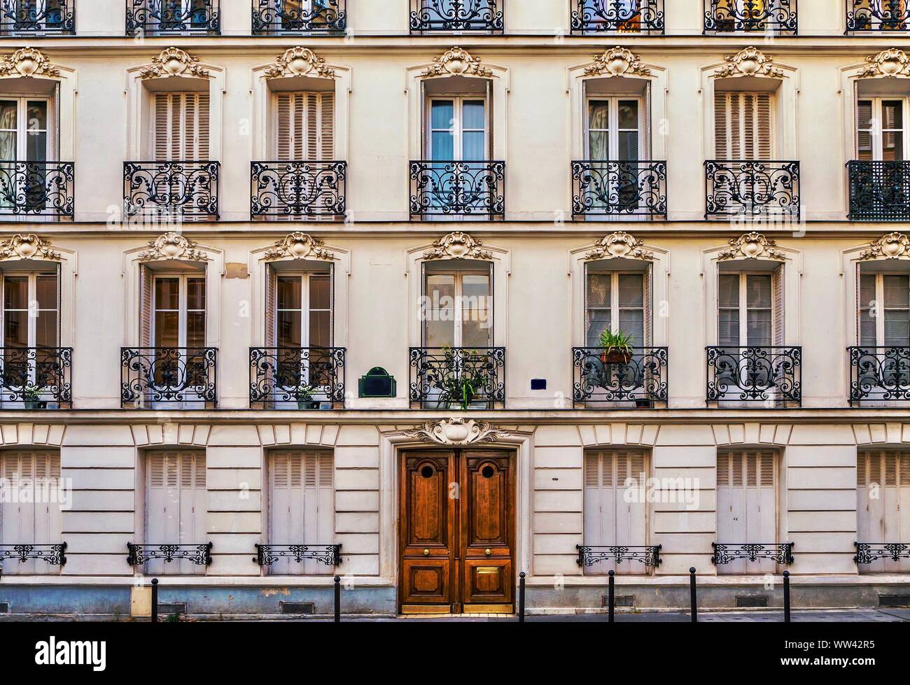 Vista sulla strada dell'elegante facciata di un vecchio edificio di appartamenti in un quartiere residenziale di Parigi. In stile vintage foto. Foto Stock