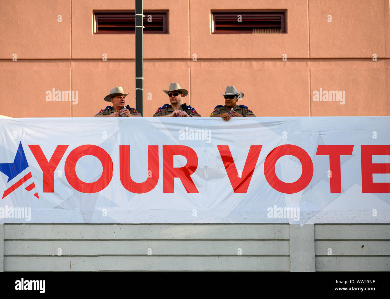 Houston, Texas - 12 Settembre 2019: Texas troopers guarda i dimostranti fuori democratico dibattito principale sede di Texas Southern University campus Foto Stock