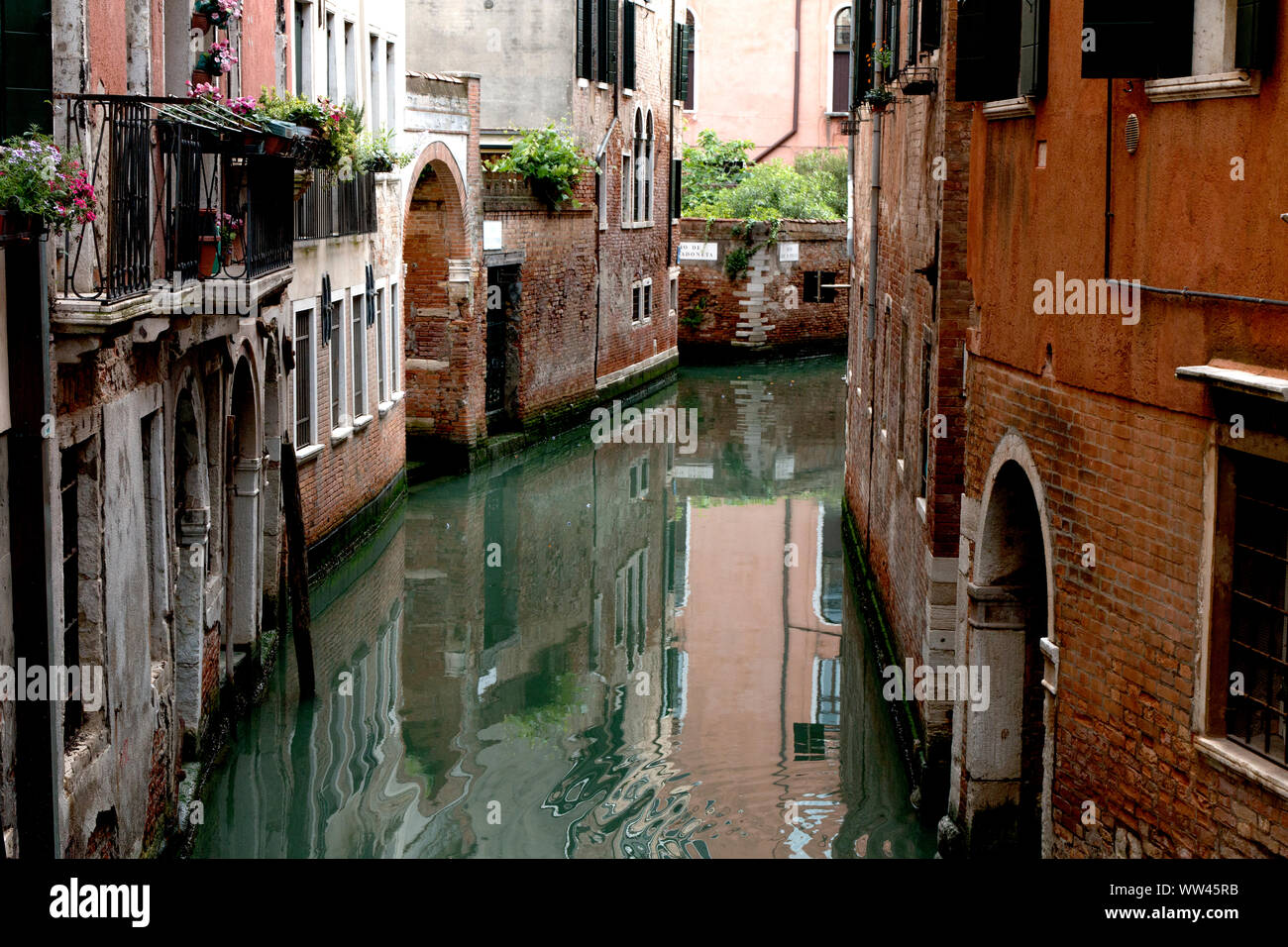 Ci sono molte belle piccoli canali lontano dalle zone turistiche di Venezia, Italia dove vive la gente del luogo Foto Stock