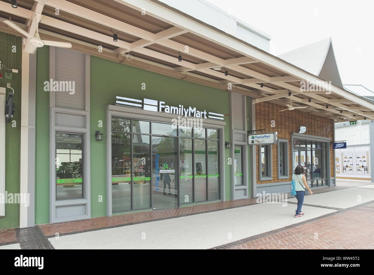 Samut Prakan, Tailandia - 06 Settembre 2019: Famiglia Mart nel nuovo centro commerciale chiamato Villaggio centrale. Foto Stock