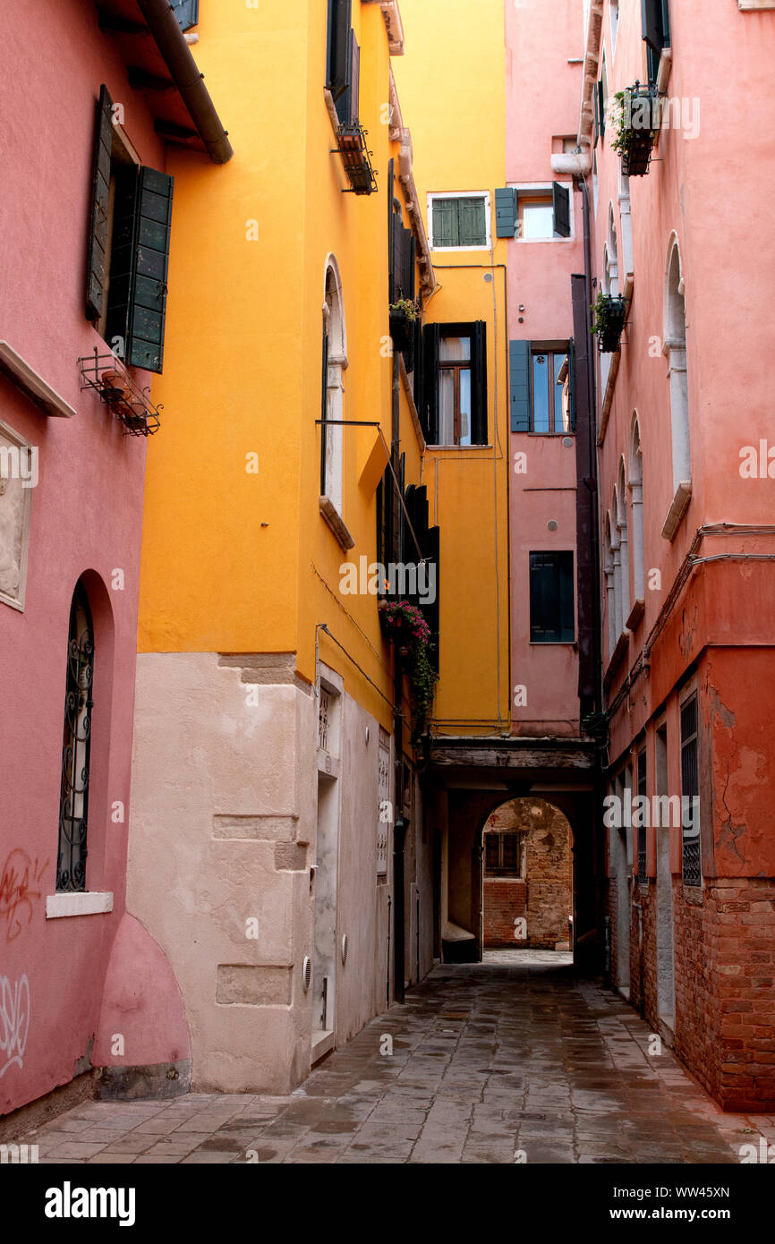 Un tipico vicolo nella zona residenziale di Venezia Foto Stock