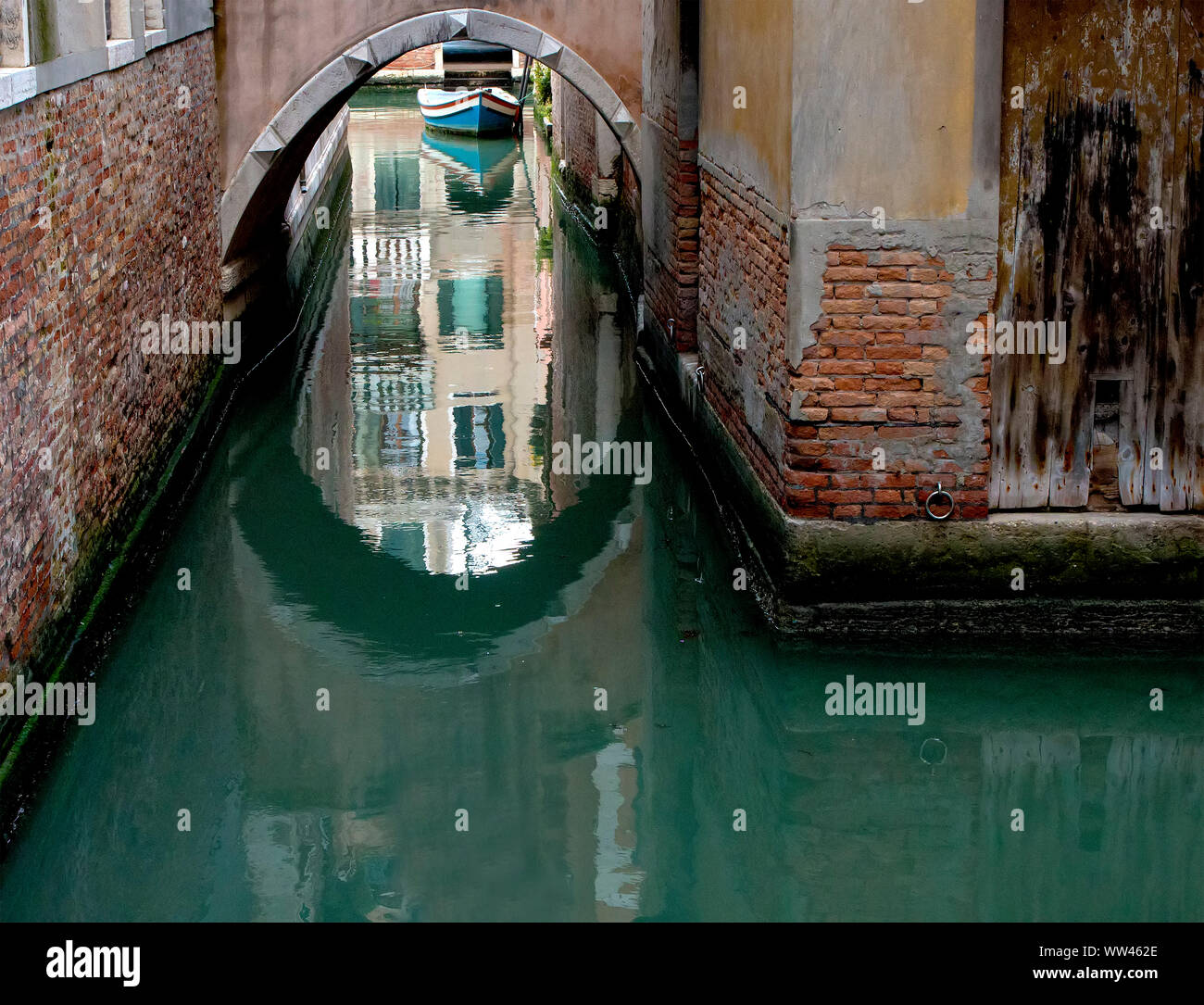 Ci sono molte belle piccoli canali lontano dalle zone turistiche di Venezia, Italia dove vive la gente del luogo Foto Stock