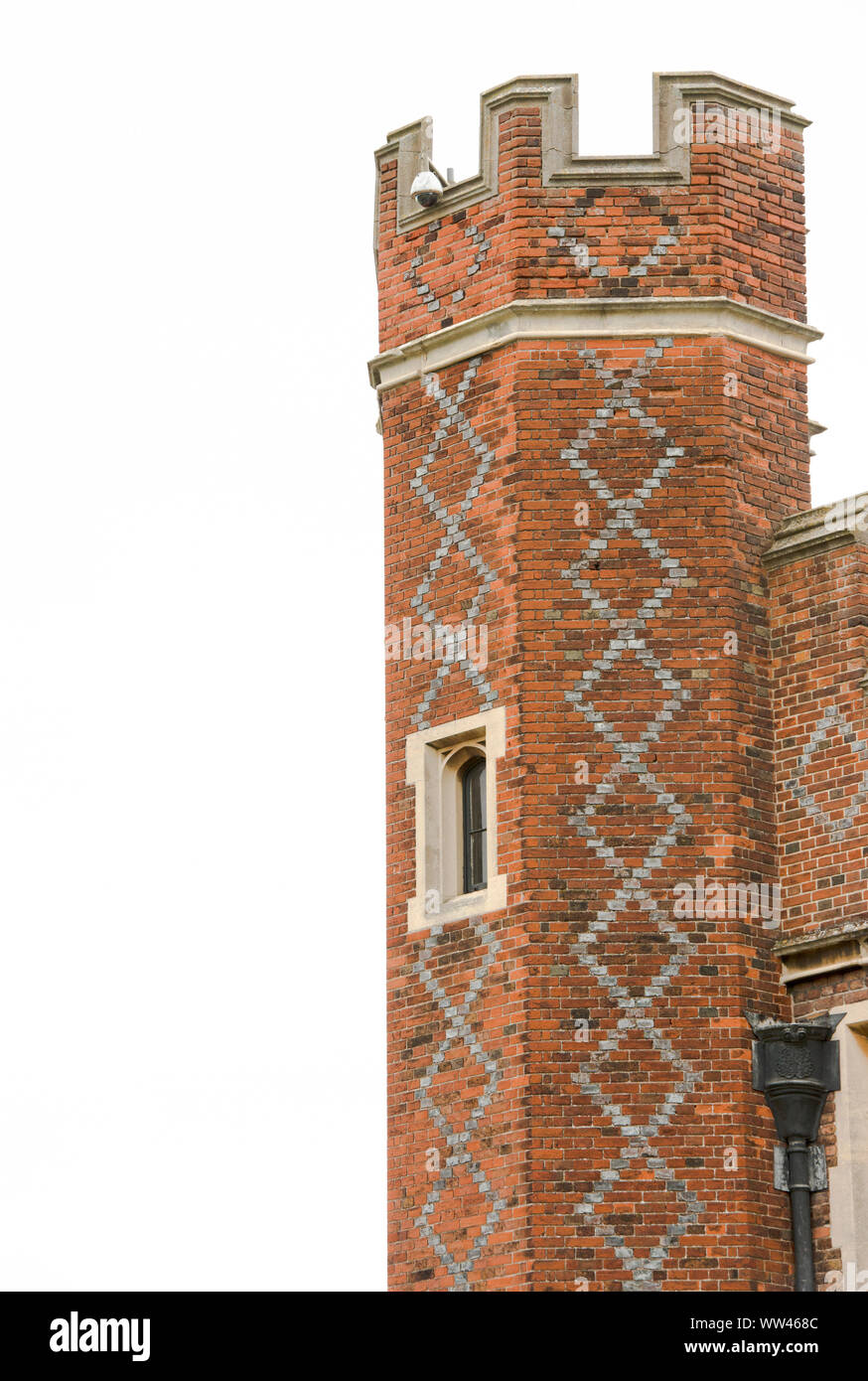 Hampton Court Palace torre isolata con finestra e il picchiettio di diamante di mattoni bianchi contro il rosso mattone. Copia spazio sulla sinistra. Foto Stock