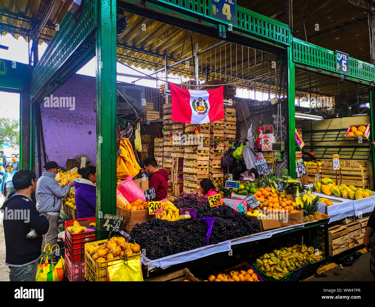Venditori di frutta al mercato Caquta nella capitale Pervvian Lima Peru Foto Stock