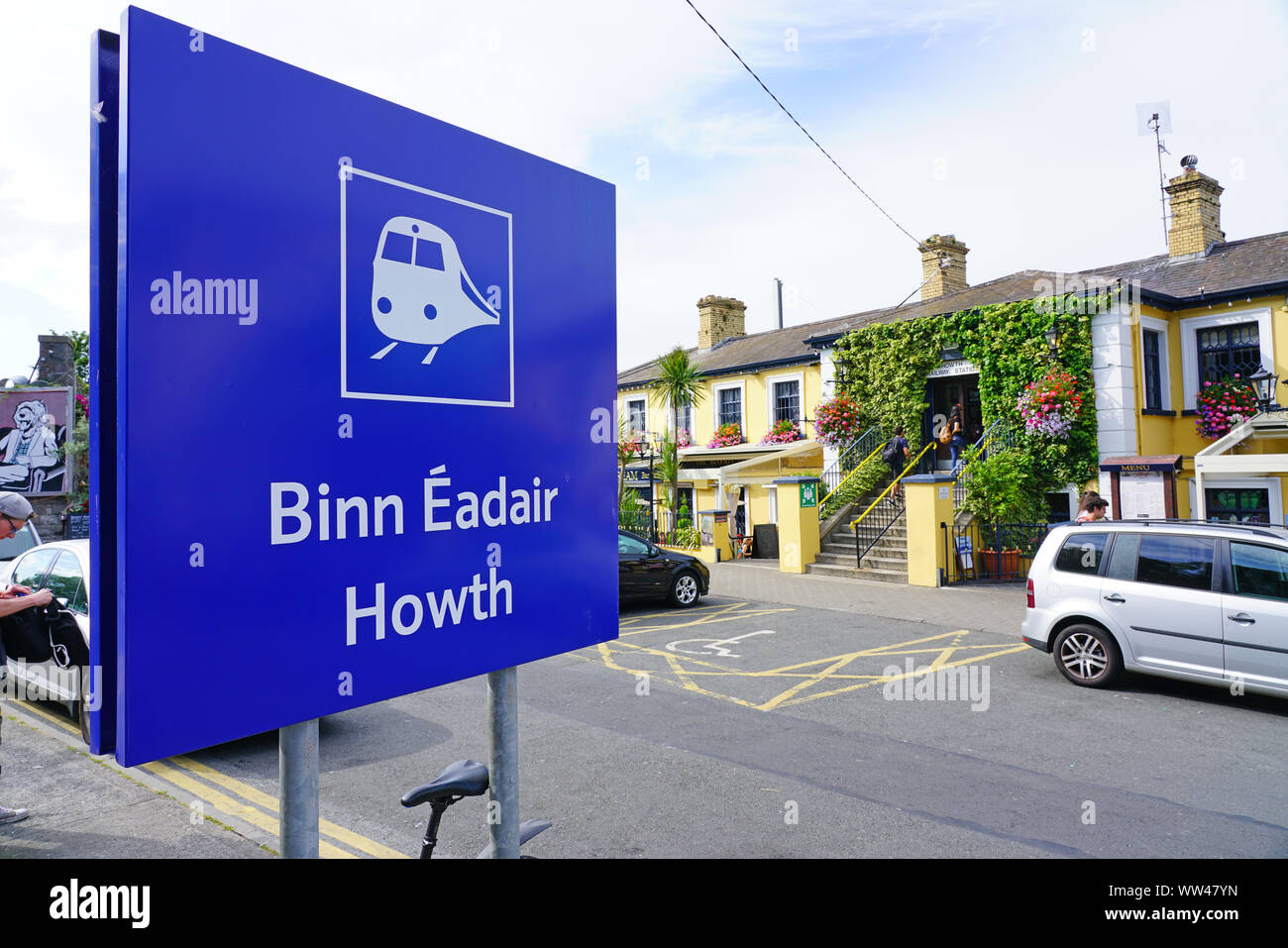 HOWTH, IRLANDA -27 LUG 2019- Vista del treno DART Station (Binn Eadair Howth) nella città di Howth, un villaggio di pescatori e waterfront sobborgo di Dubli Foto Stock