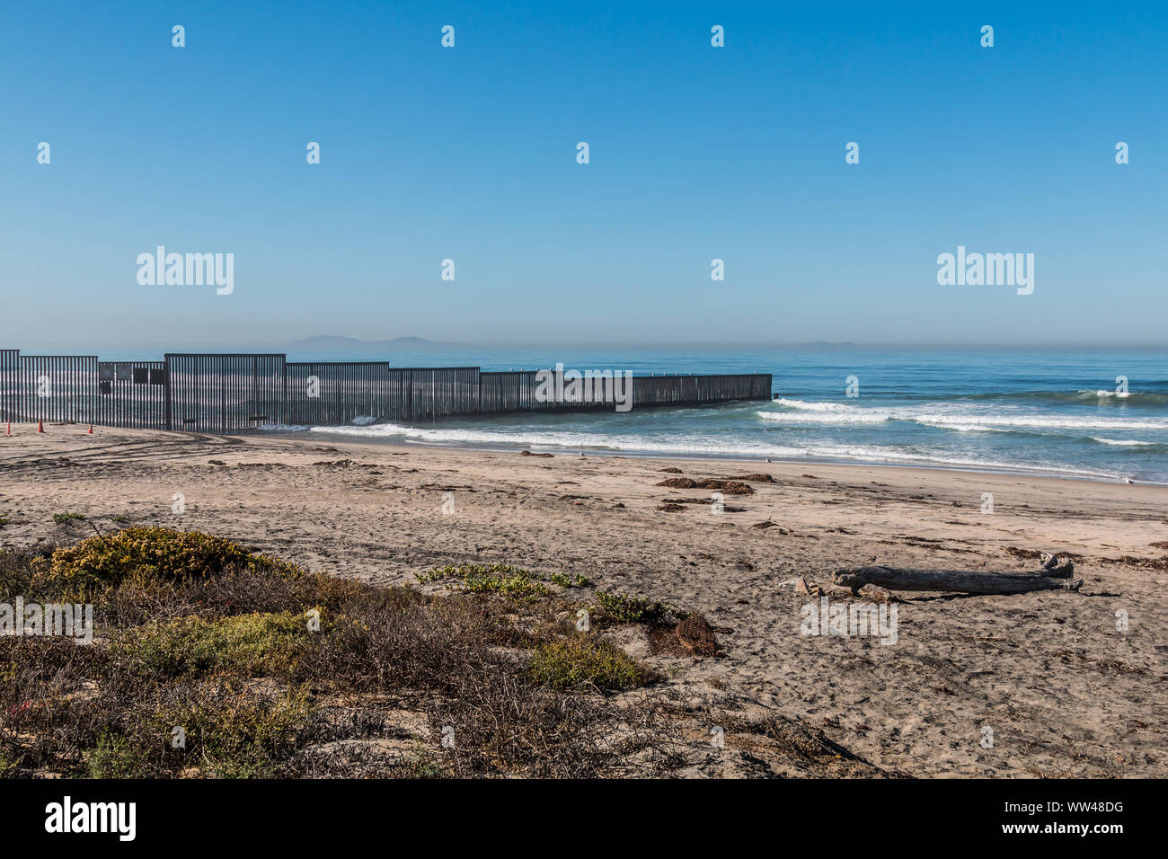 Confine di Stato del campo Park Beach con la frontiera internazionale parete che separa San Diego in California e Tijuana, Messico nella distanza. Foto Stock
