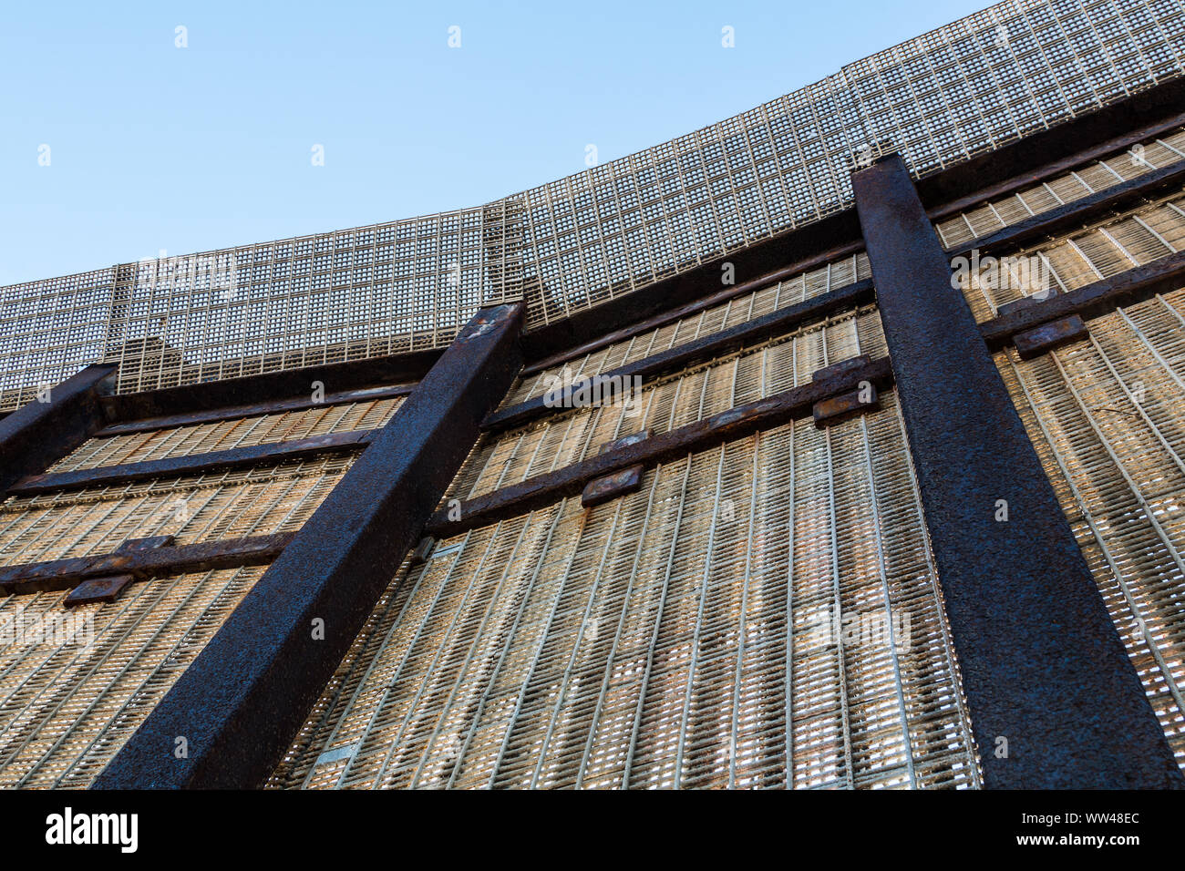 Recinzione di confine come visto dal basso lungo il Regno States-Mexico confine in San Diego, California. Foto Stock