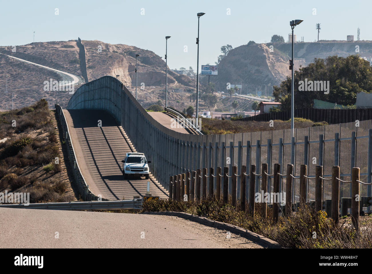 Pattuglia di Confine di pattugliamento del veicolo lungo la recinzione di confine internazionale tra San Diego, California e Tijuana, Messico Foto Stock
