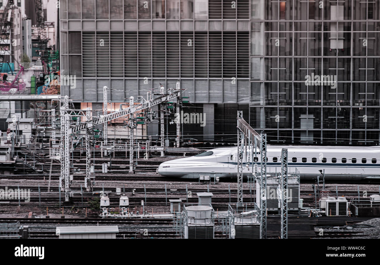 Dicembre 6, 2019 Tokyo, Giappone - Stazione di Tokyo il treno JR e Piste Shinkansen dalla vista aerea. Il traffico in treno alla stazione di Tokyo piattaforma in serata Foto Stock