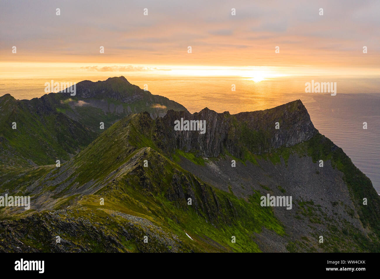 La vista dalla cima di Husfjellet su Senja, Norvegia Foto Stock