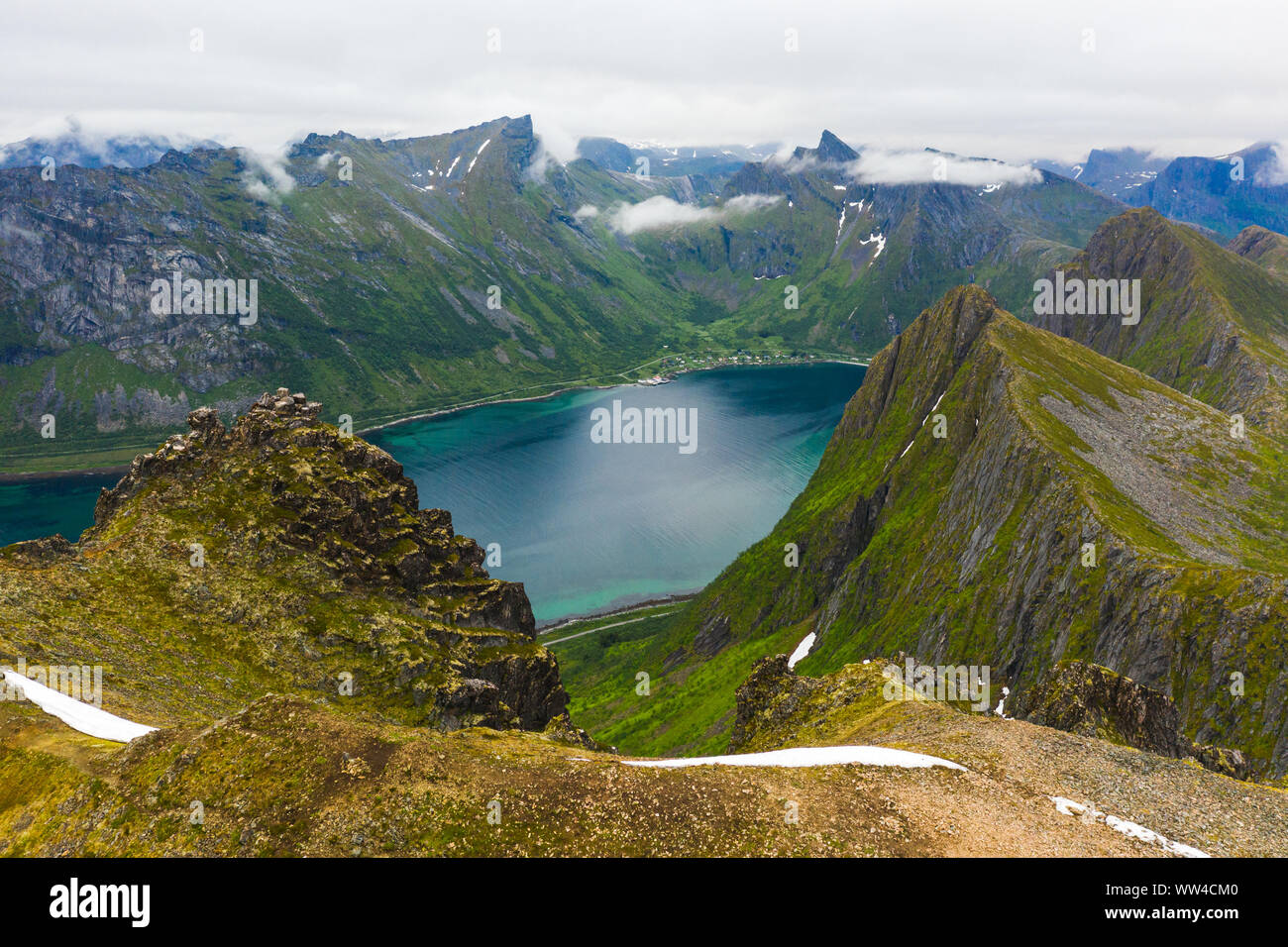 La vista dalla cima di Husfjellet su Senja, Norvegia Foto Stock