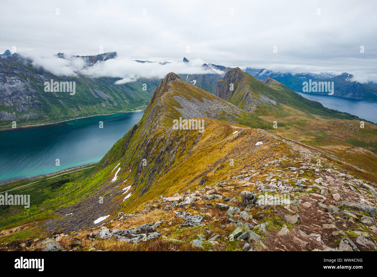La vista dalla cima di Husfjellet su Senja, Norvegia Foto Stock