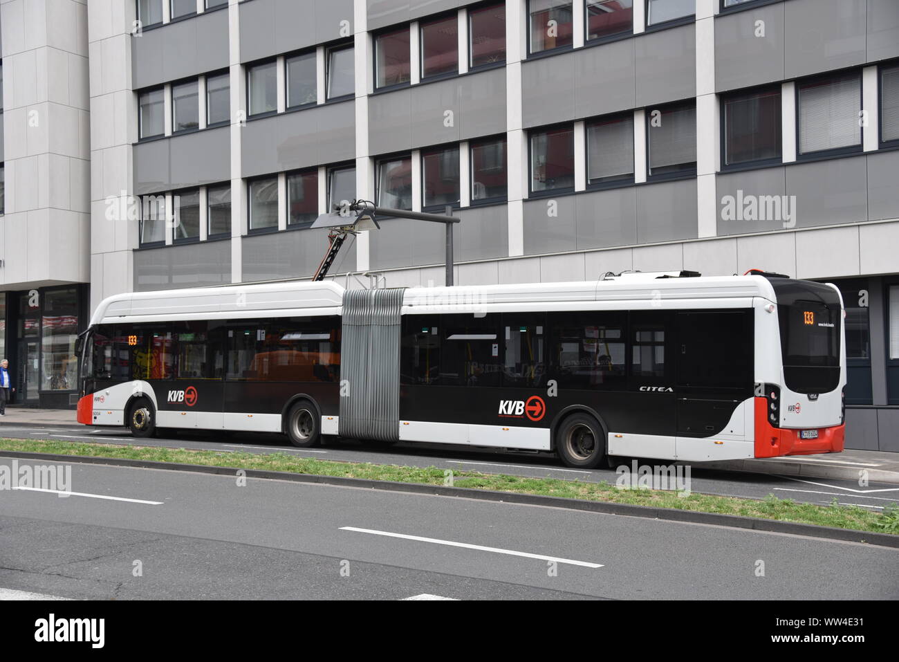 Colonia, Germania. Xii Sep, 2019. Un bus elettrico del Kölner Verkehrsbetriebe KVB sorge in corrispondenza di una stazione di carica Credito: Horst Galuschka/dpa/Alamy Live News Foto Stock