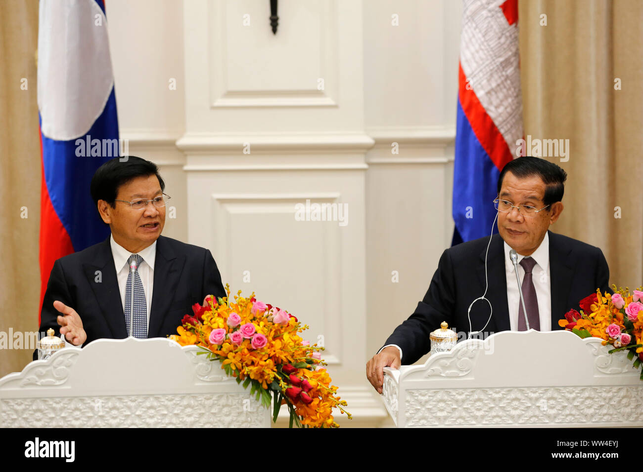 (190913) -- Phnom Penh, Sett. 13, 2019 (Xinhua) -- Primo Ministro cambogiano Samdech Techo Hun Sen (R) e visitando Lao il Primo Ministro Thongloun Sisoulith partecipare ad una conferenza stampa congiunta in Phnom Penh Cambogia, Sett. 12, 2019. I due primi ministri hanno concordato il giovedì per risolvere disputa di confine pacificamente, secondo un comunicato congiunto. Rilasciato dopo la loro riunione bilaterale, il comunicato detto i due leader hanno concordato di task il confine comune Commissione (JBC) dei due paesi a congiuntamente un progetto di trattato sulla demarcazione del confine tra i due paesi appartenenti al segm Foto Stock