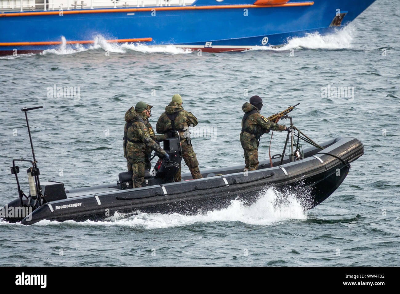 Forze navali speciali della Marina tedesca in azione, Mar Baltico Rostock Germania truppe marine tedesche Foto Stock