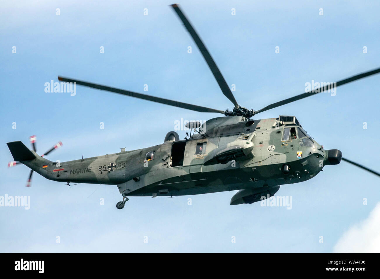 Elicottero della Marina tedesca Sea King volo elicottero della Marina tedesca in volo Westland Sea King Mk.41 elicottero dell'esercito delle forze navali tedesche Sea King Foto Stock