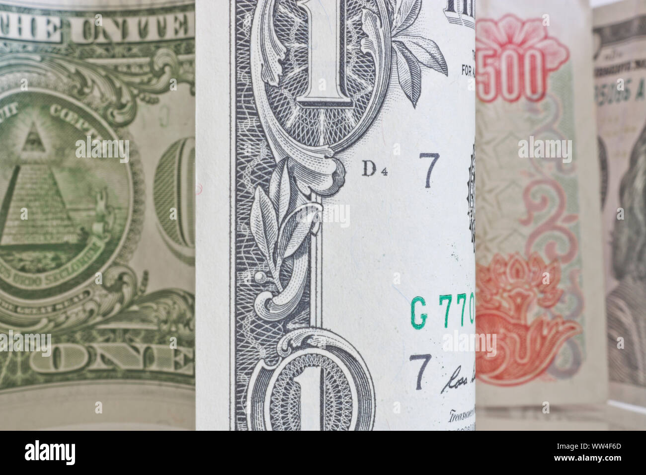 Moneta americana - un dollaro e centinaia di fatture del dollaro e il  vietnamita 500 dong sono su una superficie luminosa Foto stock - Alamy