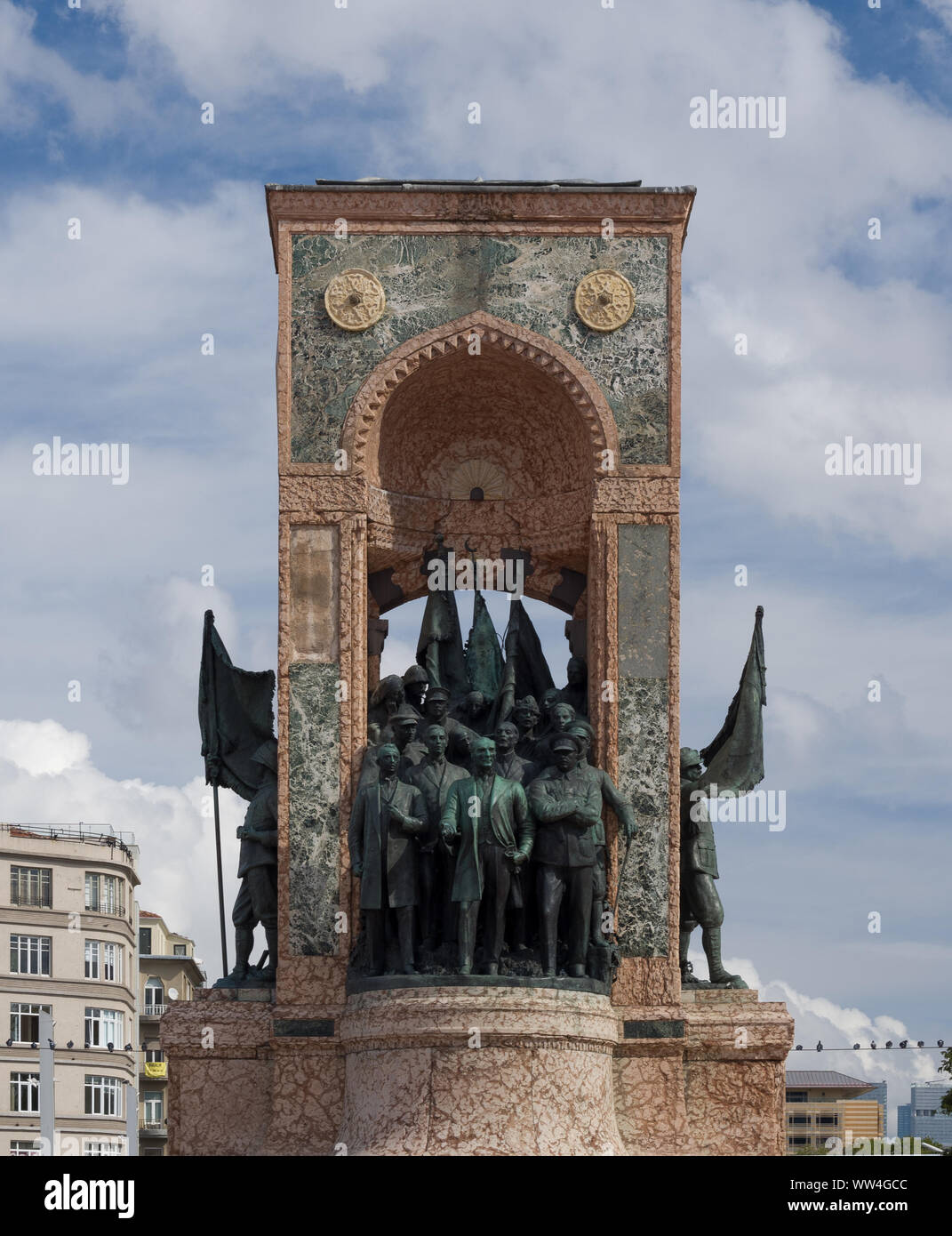 TAKSIM, Beyoglu, Istanbul, Turchia - SETTEMBRE, 12, 2019; Piazza Taksim e Istiklal Street. La gente a piedi intorno al monumento Repubblica al Taksim Foto Stock