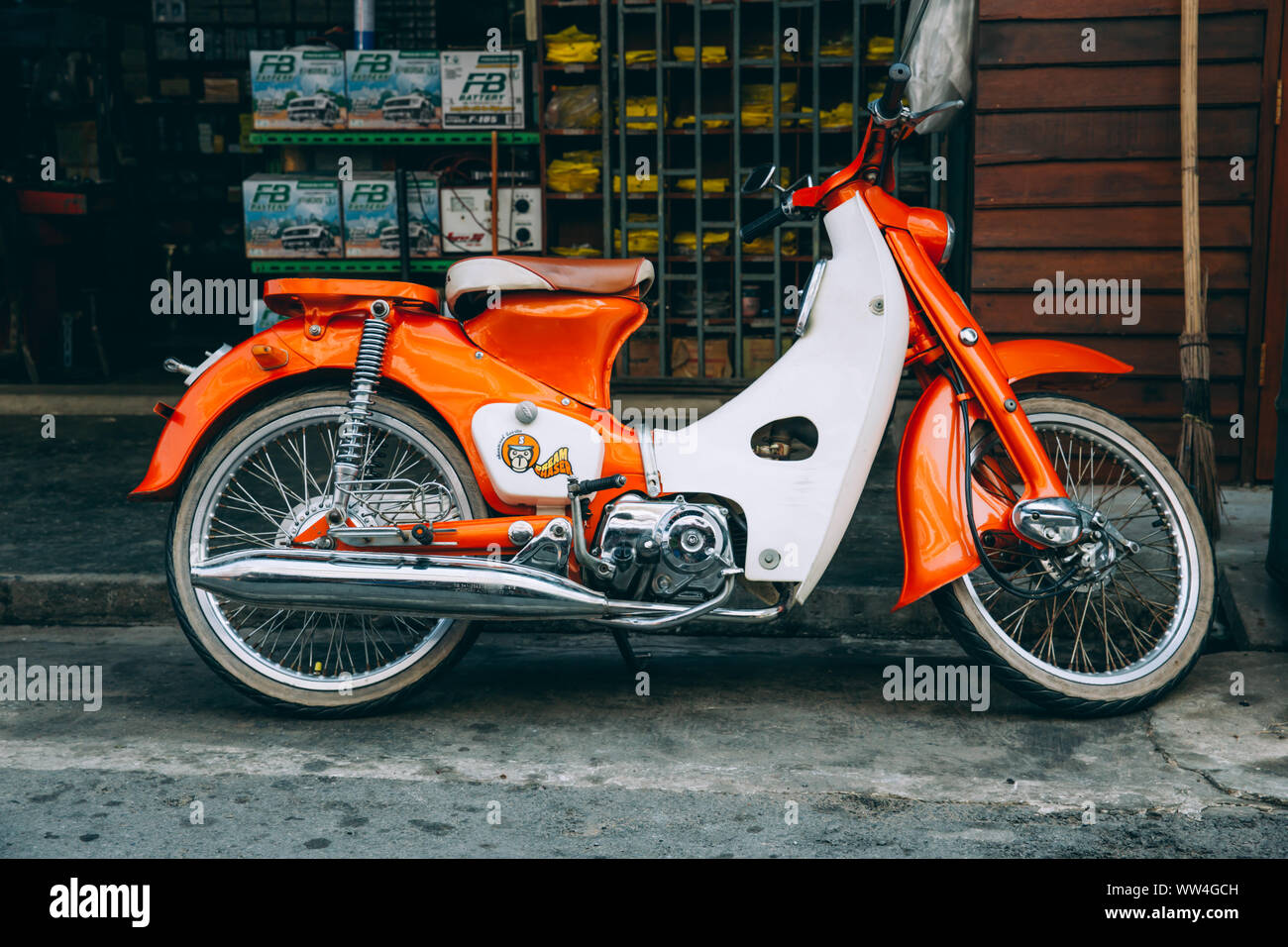 Retrò classico moto Honda super cub 110cc rinnovare e popolare nel vintage della cultura pop. Il 22 febbraio 2017. Thailandia. Foto Stock