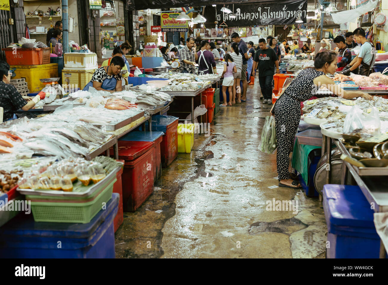 Mercato del pesce e frutti di mare in stallo nel paese asiatico Al Maha Chai.15 Maggio 2018.La Thailandia. Foto Stock