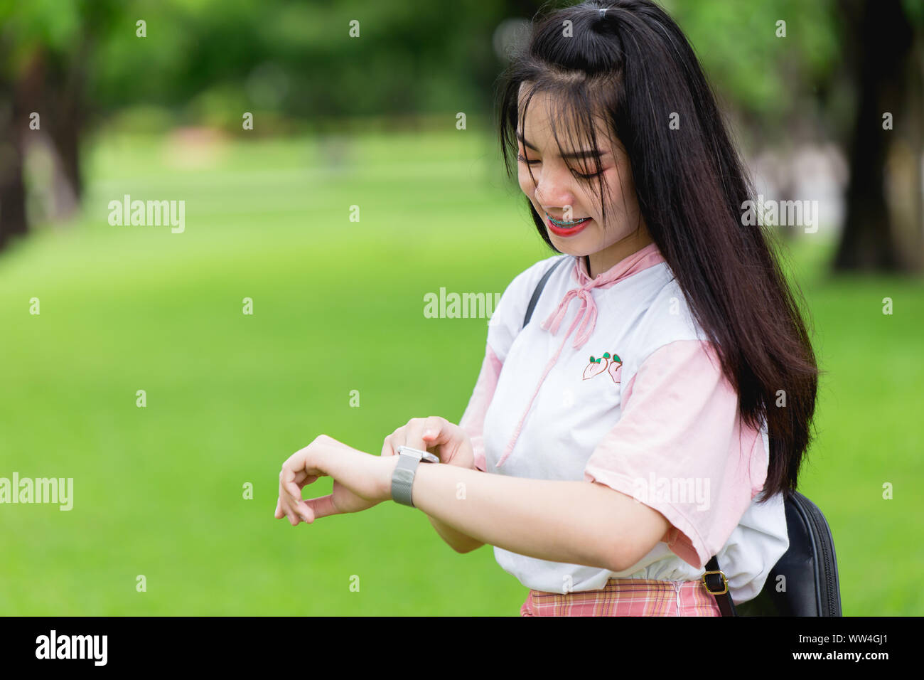 Girl Teen giovane utilizzando smart orologio per tenere traccia la sua attività all'aperto Foto Stock
