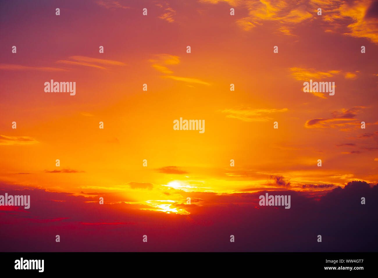 Calda estate red sky sunny crepuscolo alba orange colore gradiente bello sfondo naturale Foto Stock