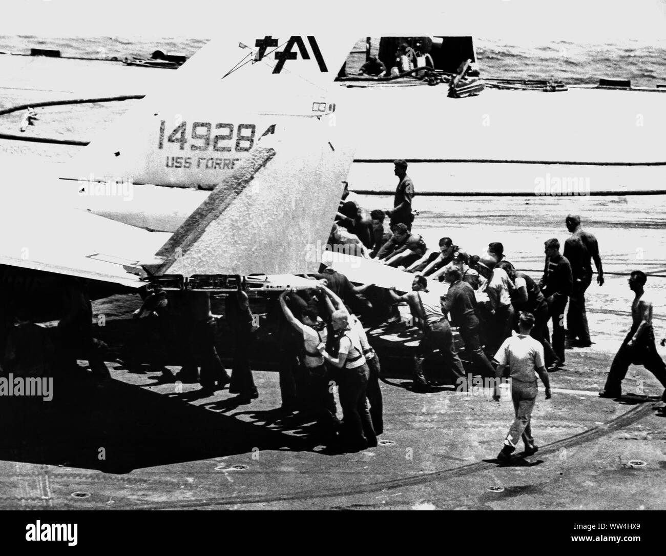 Uss Forrestal equipaggio spostare il North American A-5 bombardiere lontano dal sito di esplosione sul ponte, Vietnam, Luglio 1967 Foto Stock