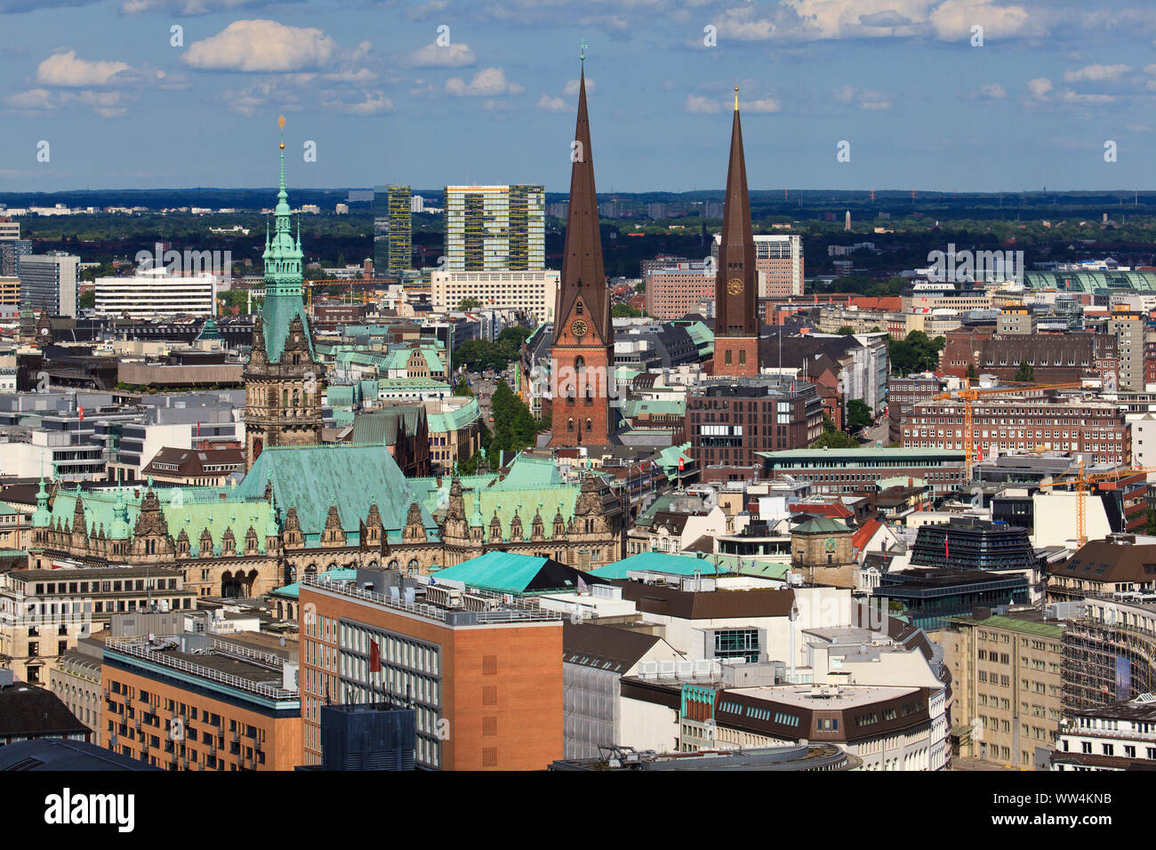 Vista da Michel sulla città di Amburgo con le torri della chiesa di San Pietro, San Jakobi chiesa e il municipio nel distretto di Amburgo città vecchia. Foto Stock