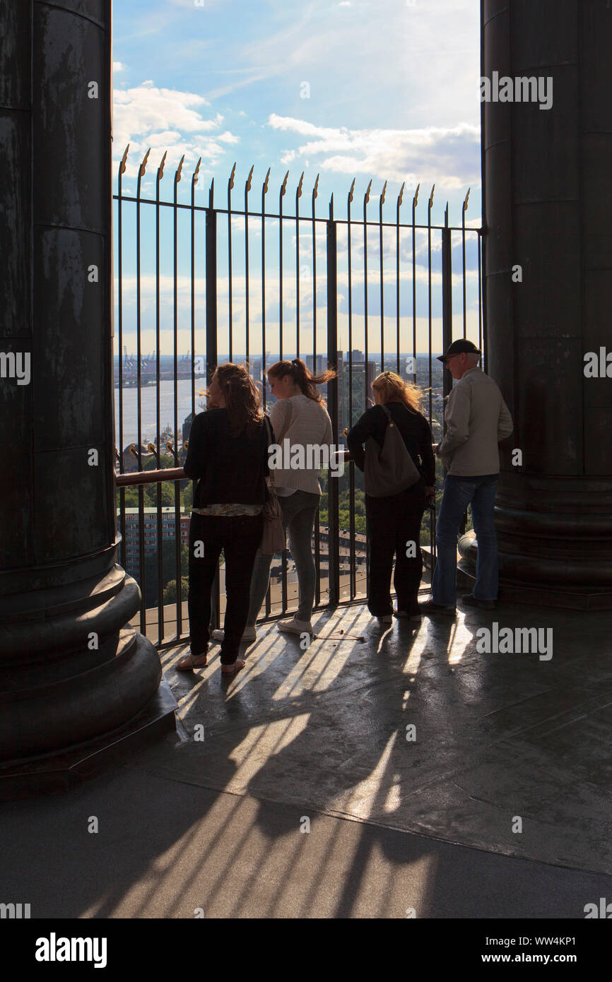 Visitatori sulla torre di osservazione di Michel ad Amburgo. Foto Stock