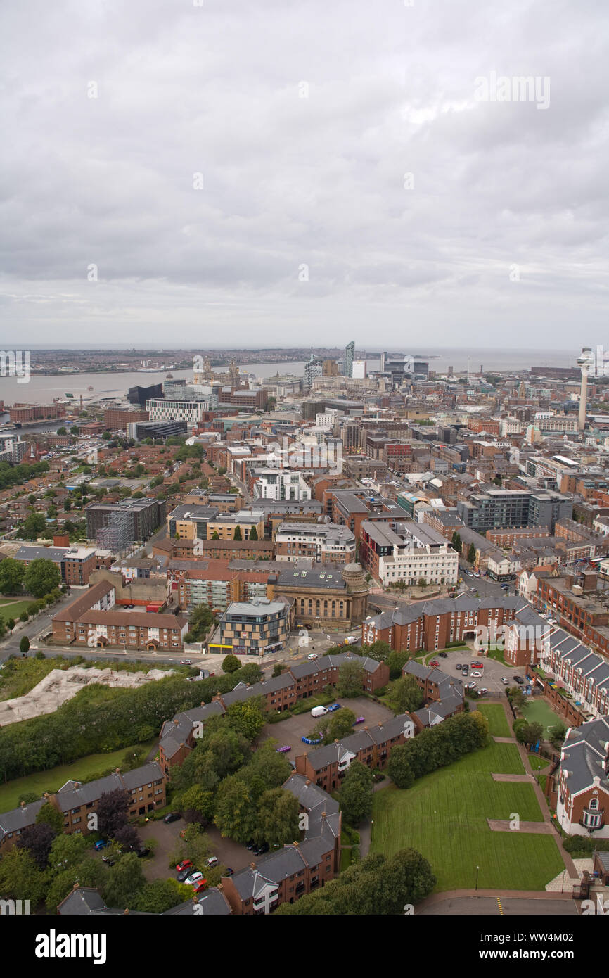 Ripresa aerea della città di Liverpool nel Regno Unito guardando verso il fiume Mersey Foto Stock