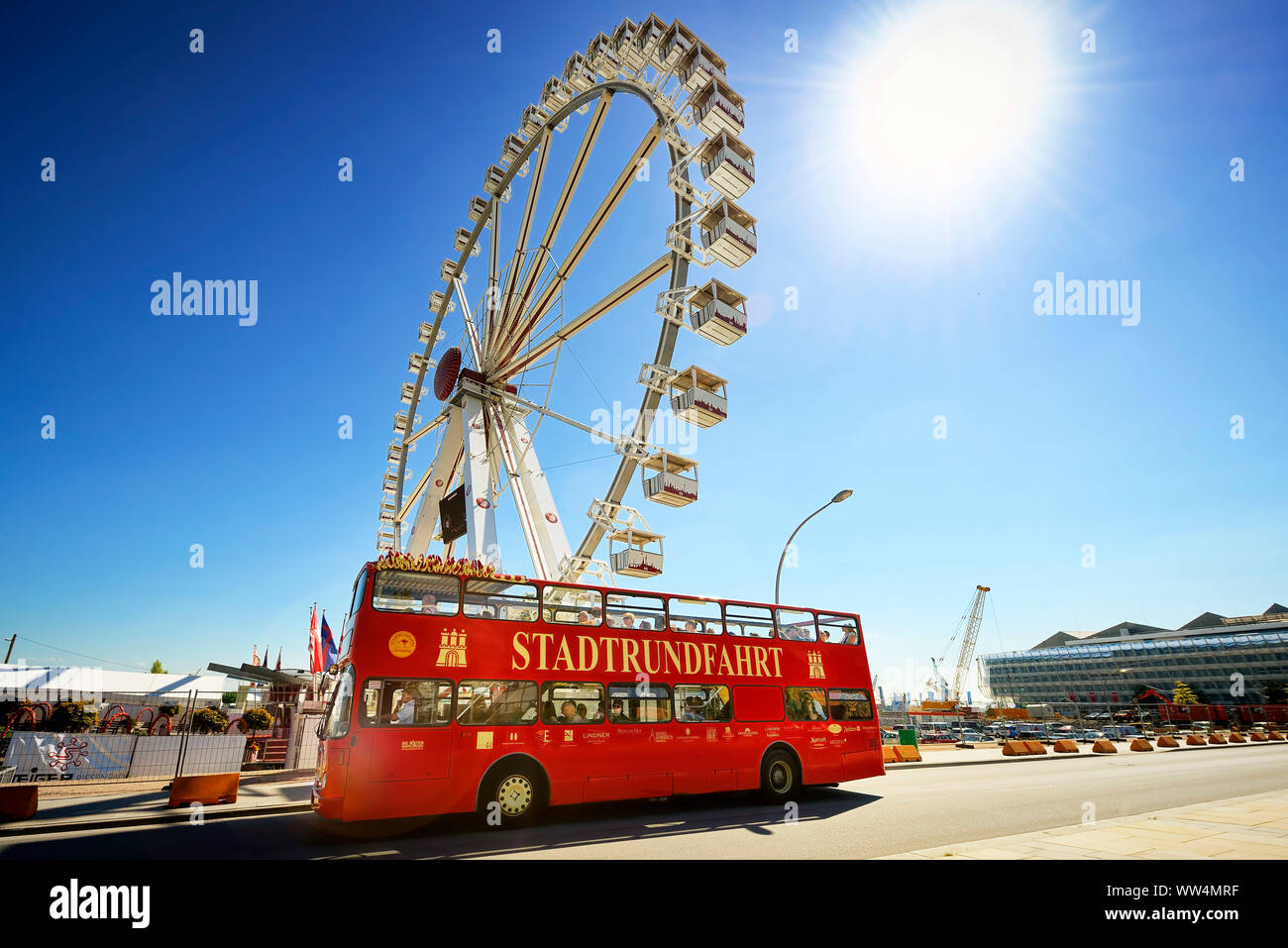 Bus per visite guidate della città e la ruota panoramica Ferris al terminal delle navi da crociera ad Amburgo, Germania, Europa Foto Stock