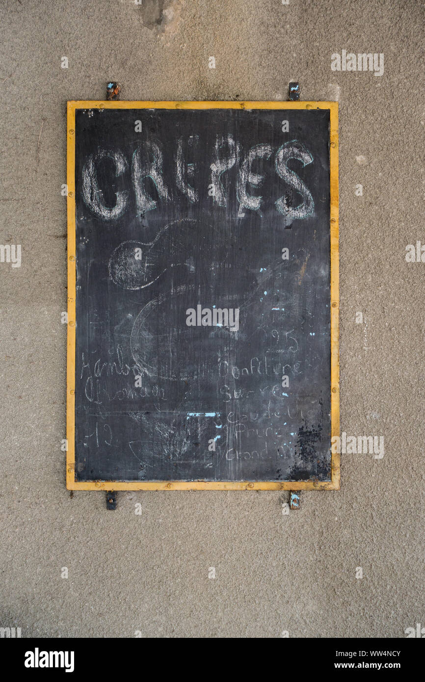 Segno di un abbandono ristorante panecake nelle strade vuote del villaggio di Brivezac in Dordogna. posti vacanti di valli e villaggi sono una grande pro Foto Stock
