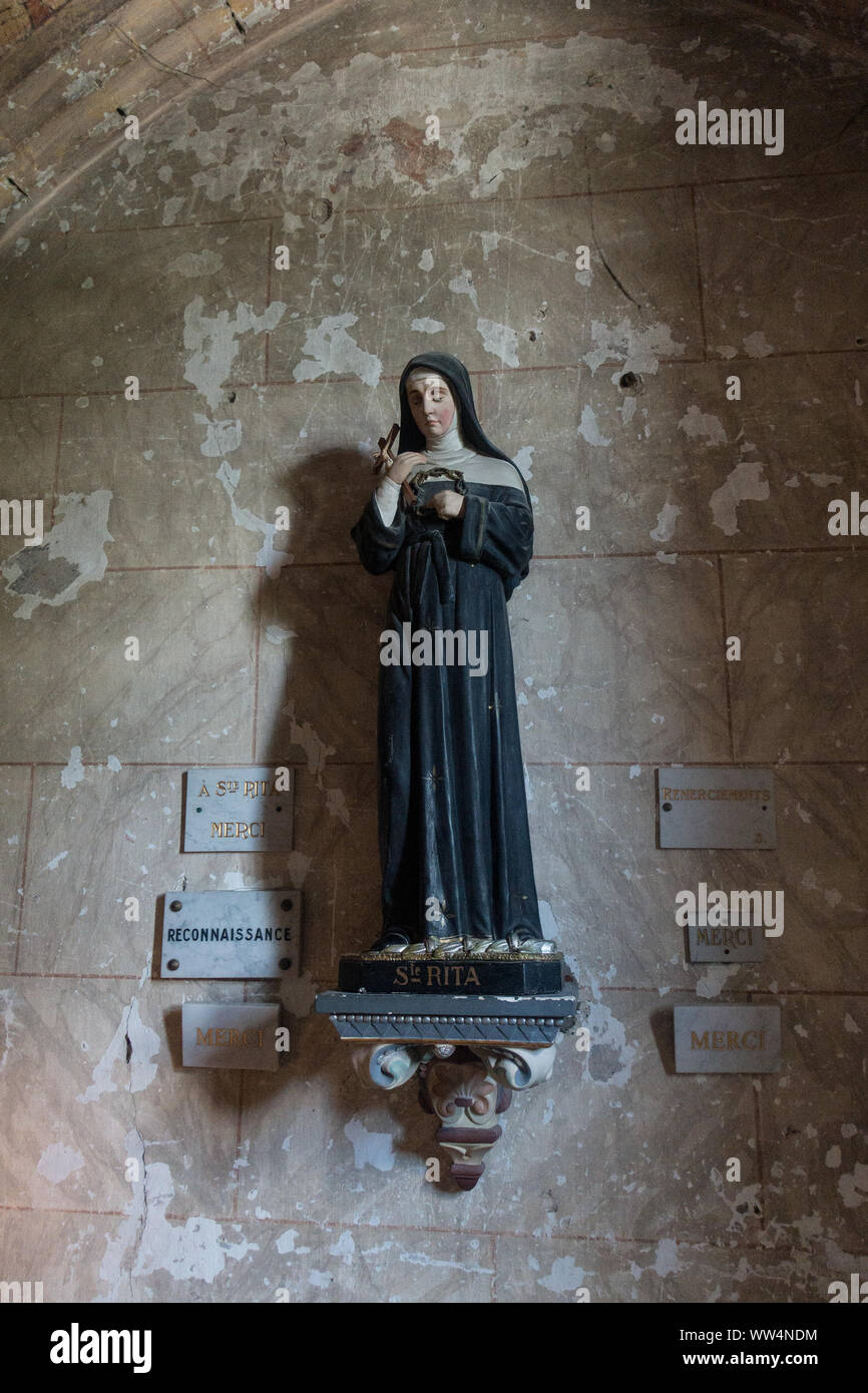 Statua di Maria nella Chiesa, Eglise Saint-Pierre et Cloitre. Maria beeldje in de kerk, Eglise Saint-Pierre et Cloitre. Foto Stock