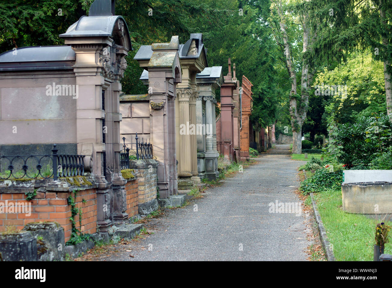 Tombe di famiglia e tombe al cimitero principale della città di Magonza, Foto Stock