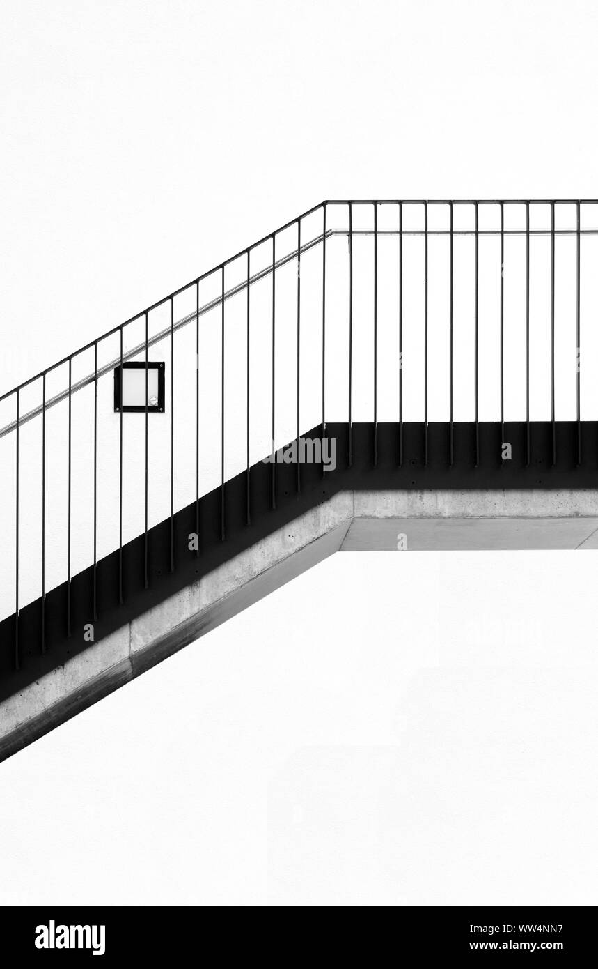 La fotografia di moderne scale con ringhiera di protezione in acciaio inossidabile Foto Stock