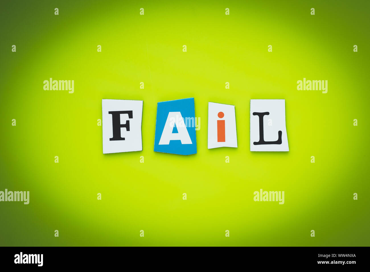 Singola parola - fail. Testo su sfondo verde di lettere multicolore. Messaggio sul manifesto luminoso. Titolo su carta. Iscrizione colorati sul banner. Foto Stock