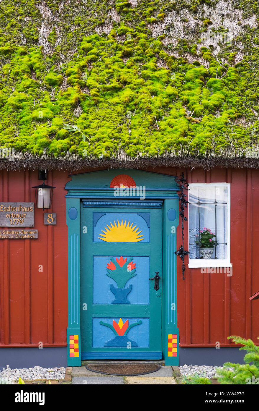 Tradizionalmente verniciati porta anteriore in corrispondenza di un capitano della casa, centro termale Mar Baltico Prerow, DarÃŸ, Fischland-Darß-Zingst, Mar Baltico, Meclemburgo-Pomerania Occidentale, Germania Foto Stock