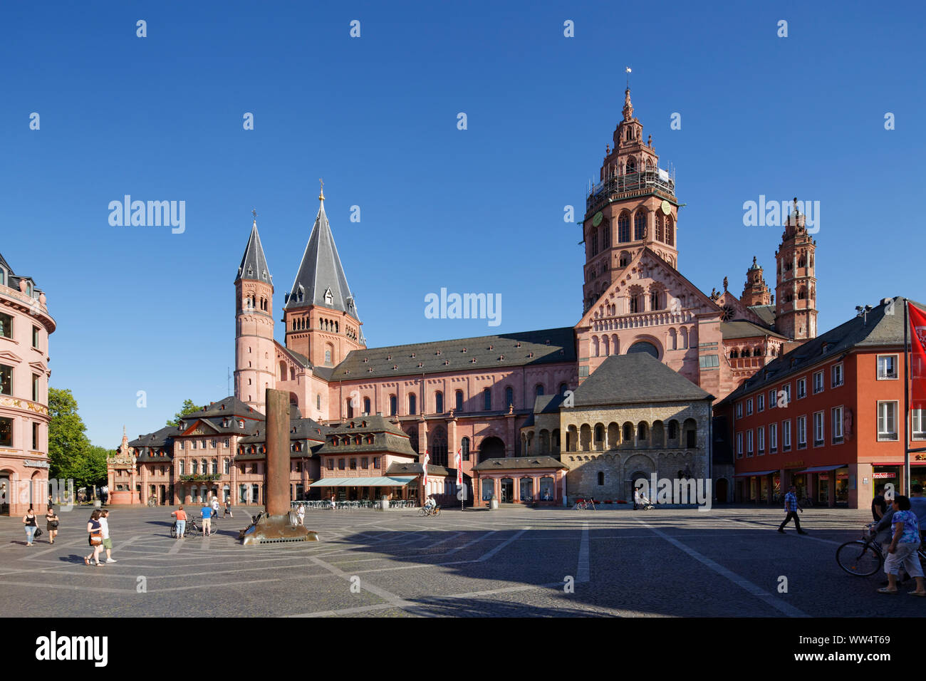 Mainz cattedrale di San Martino e HeunensÃ¤ule al mercato, Mainz, Renania-Palatinato, Germania Foto Stock