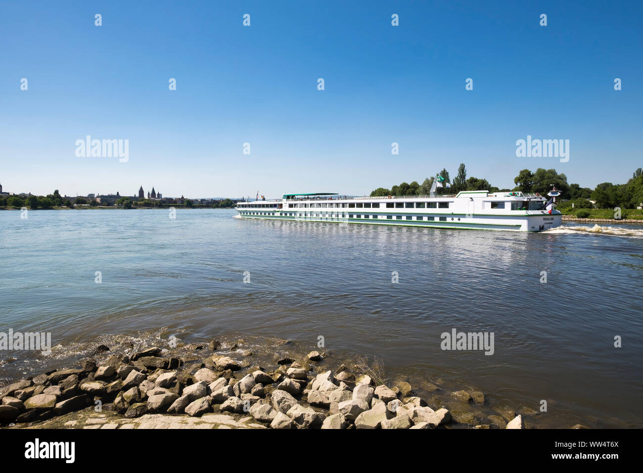 Crociera sul Fiume nave MS Modigliani sui principali nella sua bocca nel Reno, dietro la città di Magonza, Mainspitze, Ginsheim-Gustavsburg, Hesse, Germania Foto Stock