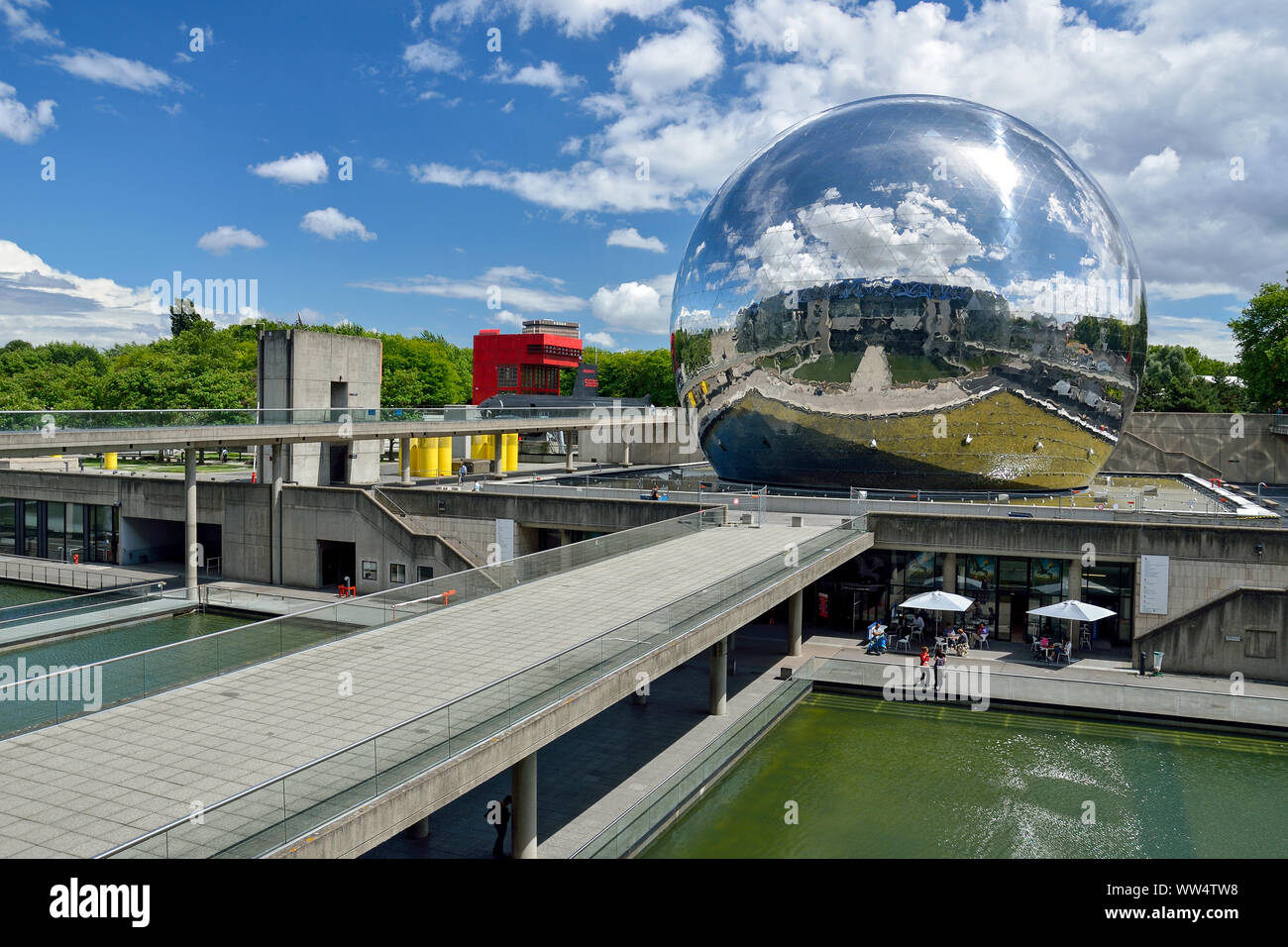 Parigi, Francia - luglio 6, 2012: La Géode è rifinita a specchio di cupola geodetica che trattiene un Omnimax theatre nel Parc de la Villette. Foto Stock