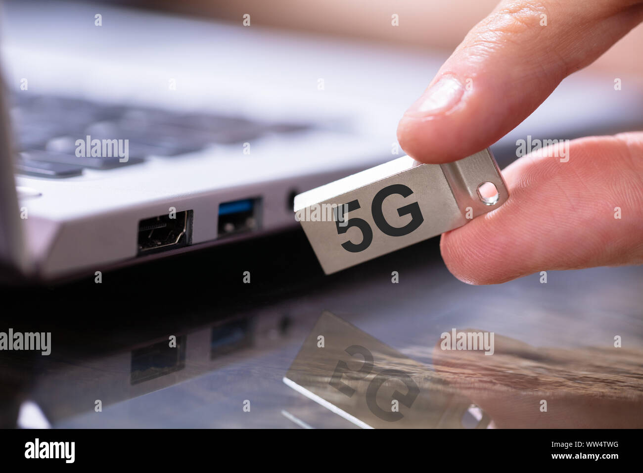 L'uomo la connessione 5G Modem per Computer portatili Foto Stock