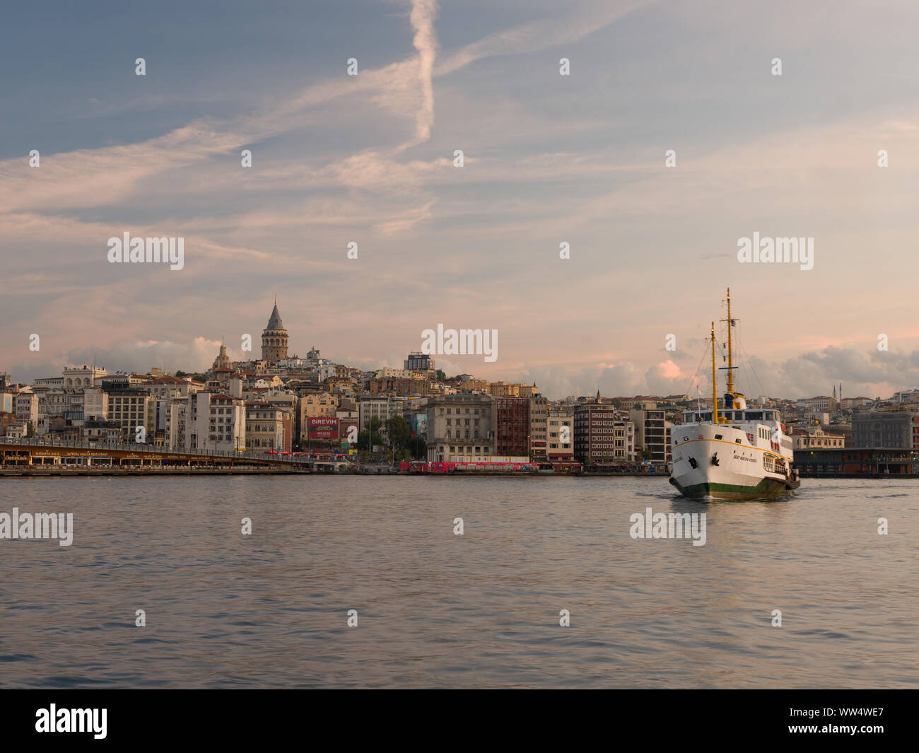 Panorama di Istanbul con Torre Galata. Ingresso del Golden Horn a sunrise. Il Ponte di Galata e navi da crociera. Foto Stock