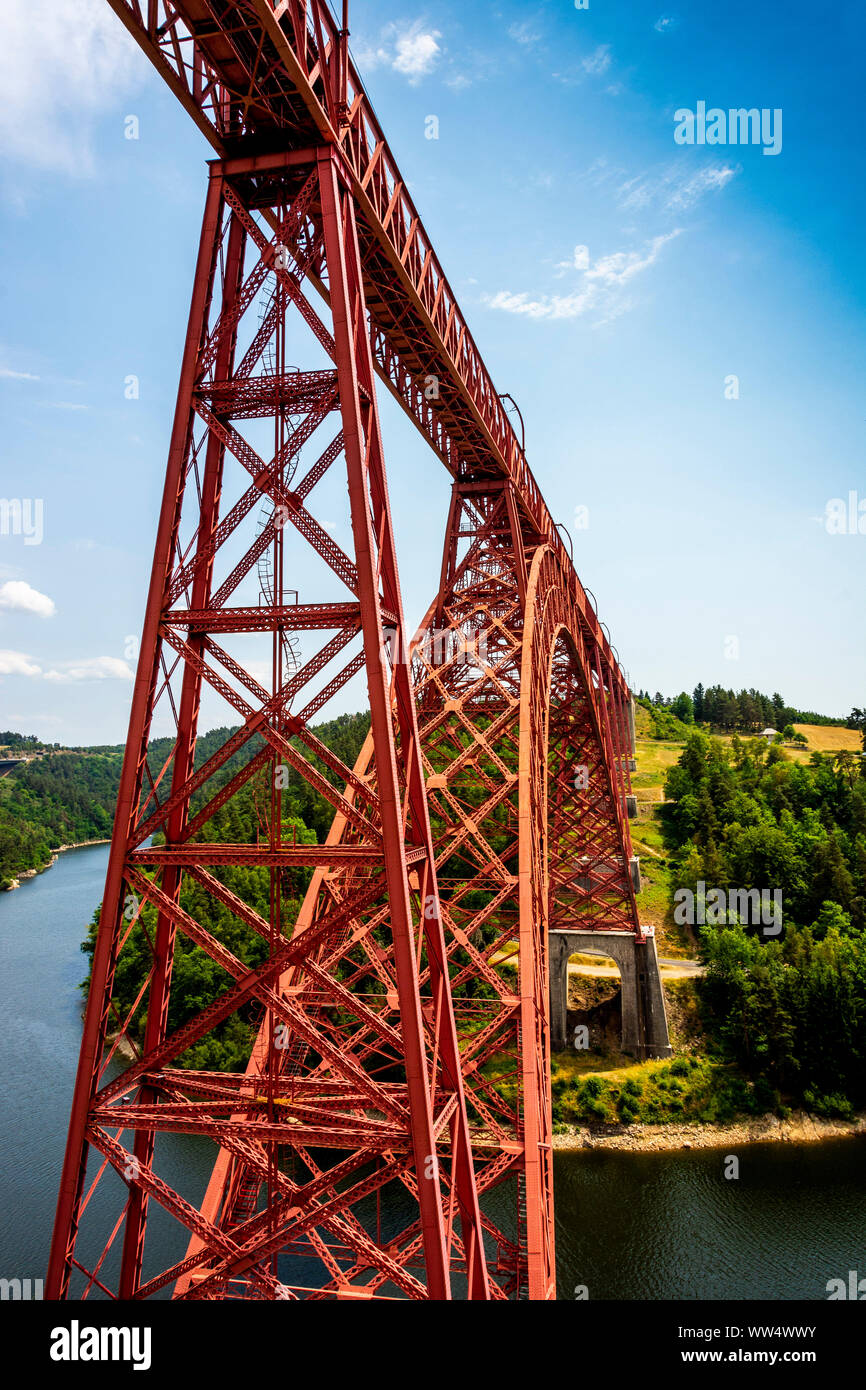 Il Viadotto di Garabit, costruito da Gustave Eiffel sul fiume Truyere, dipartimento del Cantal, Auvergne-Rhone-Alpes, in Francia, in Europa Foto Stock