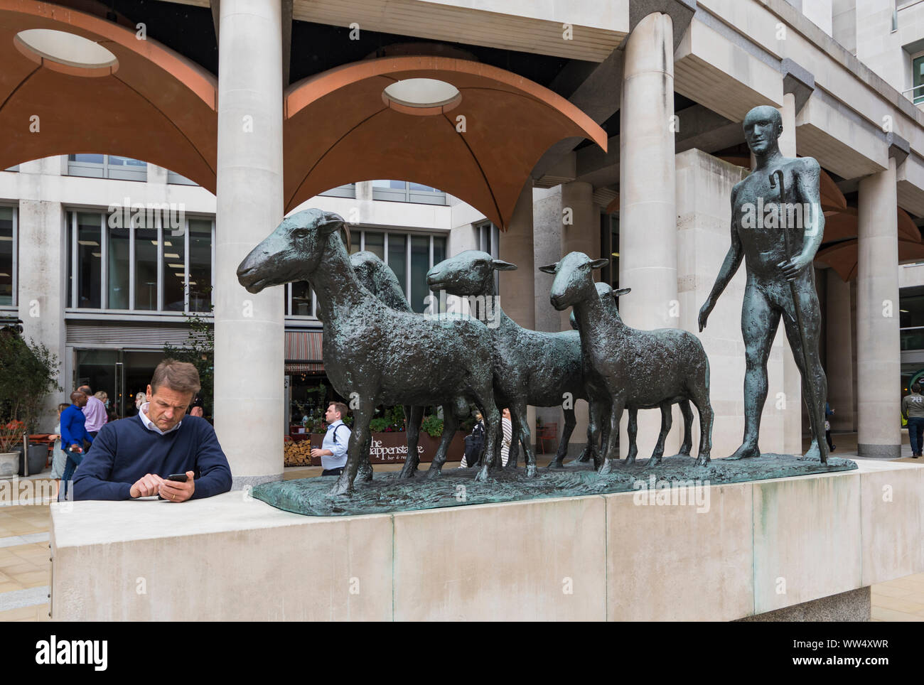Paternoster, AKA pastore e pecore o il pastore con il suo gregge, una scultura in bronzo di Elisabeth Frink (1975) in Paternoster Square, City di Londra, Regno Unito. Foto Stock