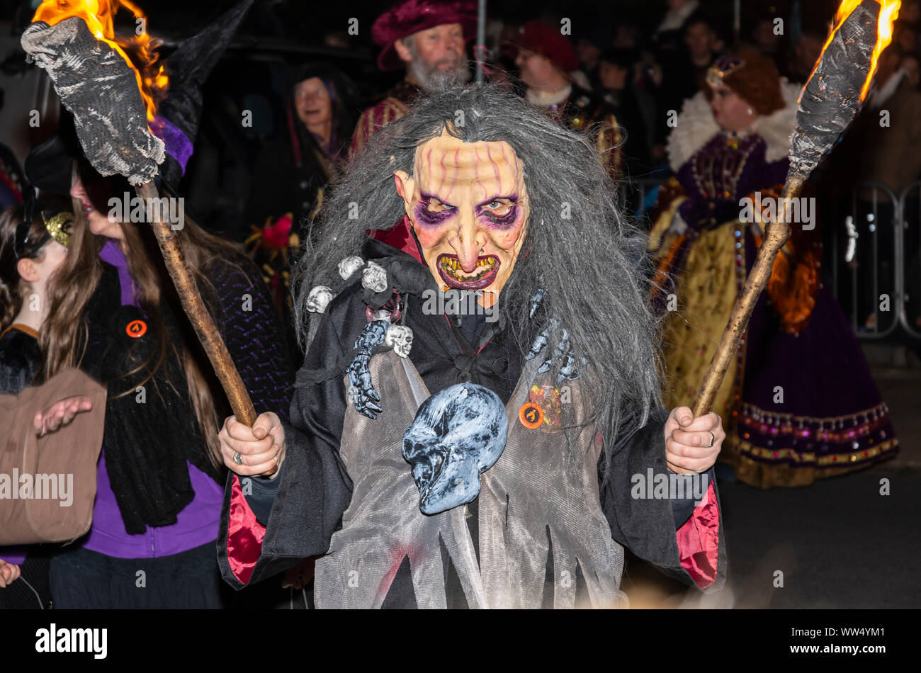 Qualcuno in fancy dress costume vestita come una strega in una processione mentre a Guy Fawkes evento in Inghilterra, Regno Unito. Foto Stock
