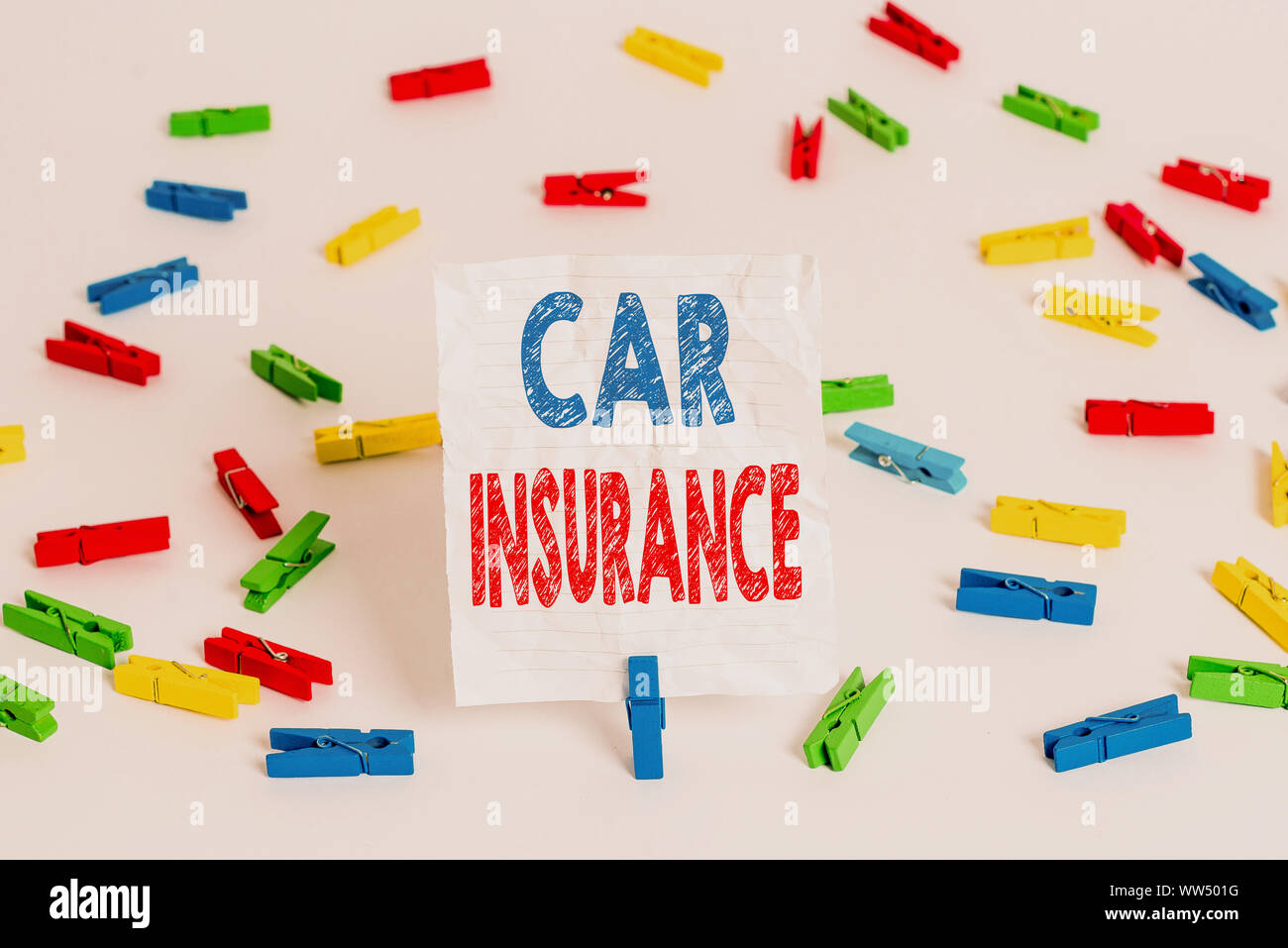 Segno di testo mostra assicurazione auto. Business photo presentazione di infortuni copertura politica globale Autoveicolo fideiussione clothespin colorato papers em Foto Stock