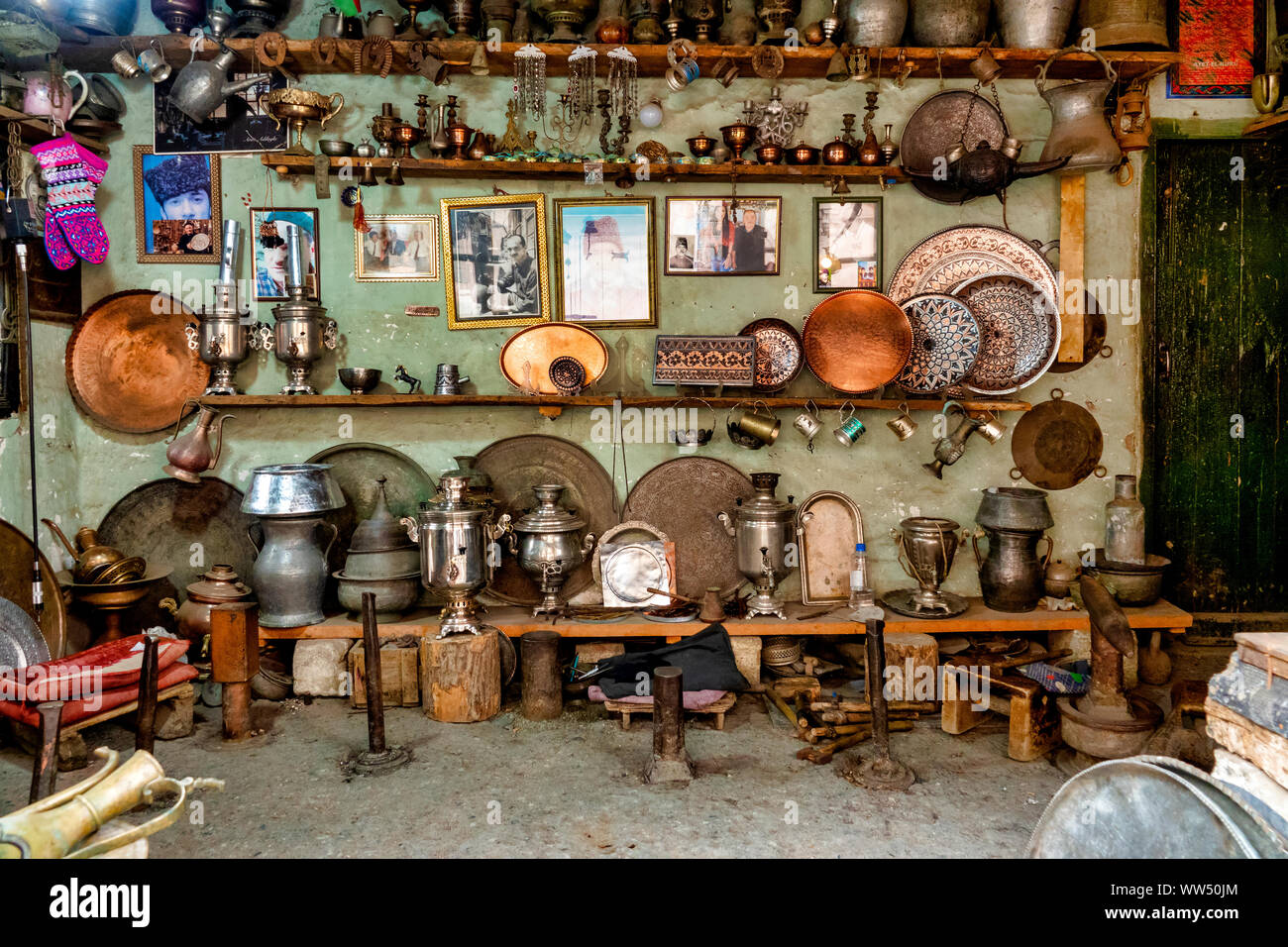 Interno di un tradizionale laboratorio di rame a Lahij, Azerbaigian Foto Stock
